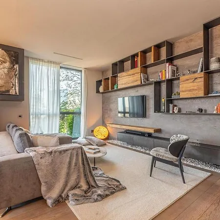 Lovely - With Views Apartment